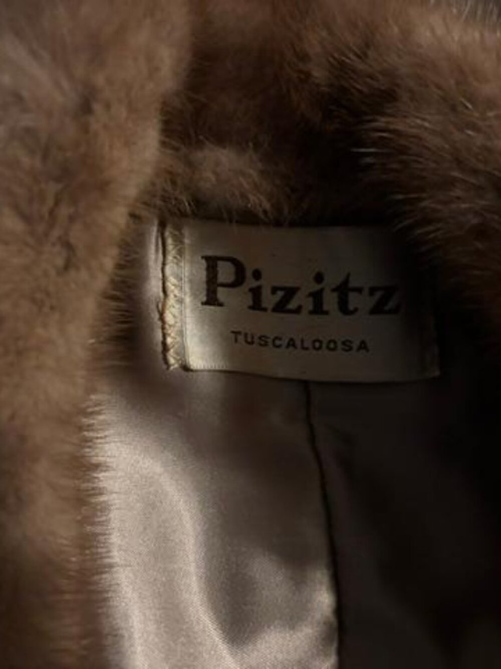 Vintage Pizitz genuine fur capelet fully lined w/front hook closure and pockets - Picture 8 of 9